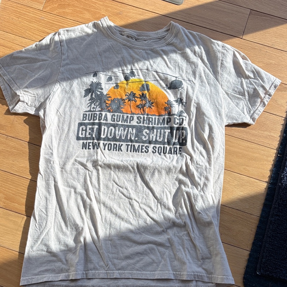 🍤BUBBA GUMP SHRIMP CO Graphic Tee Medium 🦐